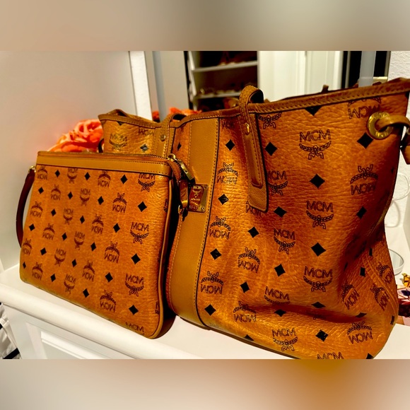 MCMclassy tote. Lightweight tote bag in Visetos monogram canvas andnappa leather - Picture 3 of 12